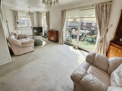Images for Lindow Parade, Wilmslow EAID:mosleyjaapi BID:2
