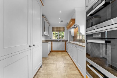 Images for Chelford Road, Prestbury, SK10 EAID:2458577900 BID:8a55d7cc-7486-4316-8378-2d408d675aae